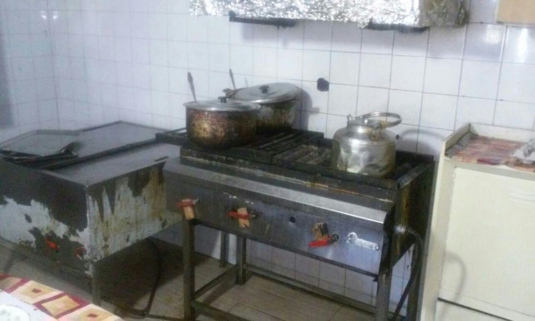 بازدید گروهی تیم بهداشت محیط از مراکز عرضه مواد غذایی مسیر جاده سنتو