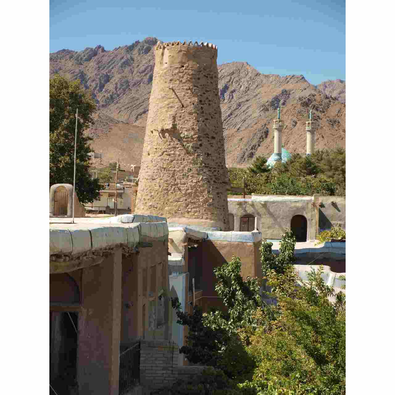 برج قدیمی روستای تاریخی کافی آباد با قدمتی بیش ازیک قرن