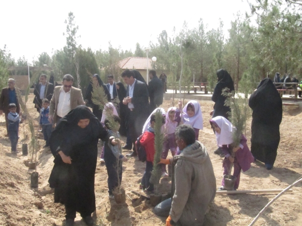 کاشت نهال در پارک بانوان اشکذر