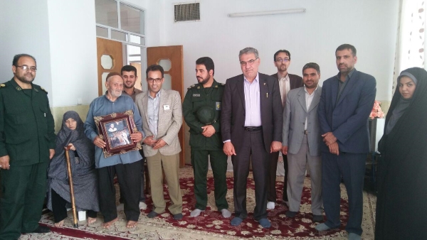 دیدار معاون فرماندار با خانواده شهدای کارگر