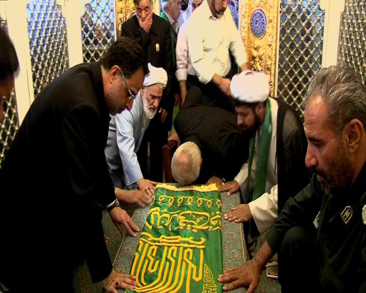 غبارروبی آستان امام زاده سیدکافی (ع) با حضور خادمان حرم رضوی