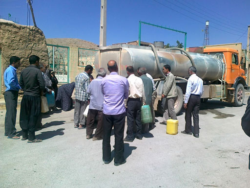 سایه کم آبی بر سر روستاهای استان یزد/ آبرسانی دبه ای و گالنی