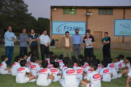 حضور معاون فرماندار اشکذر در جمع نونهالان مدرسه فوتبال