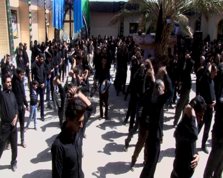 اجتماع عزاداران حسینی در ظهر روز عاشورا در حسینیه روستای کذاب