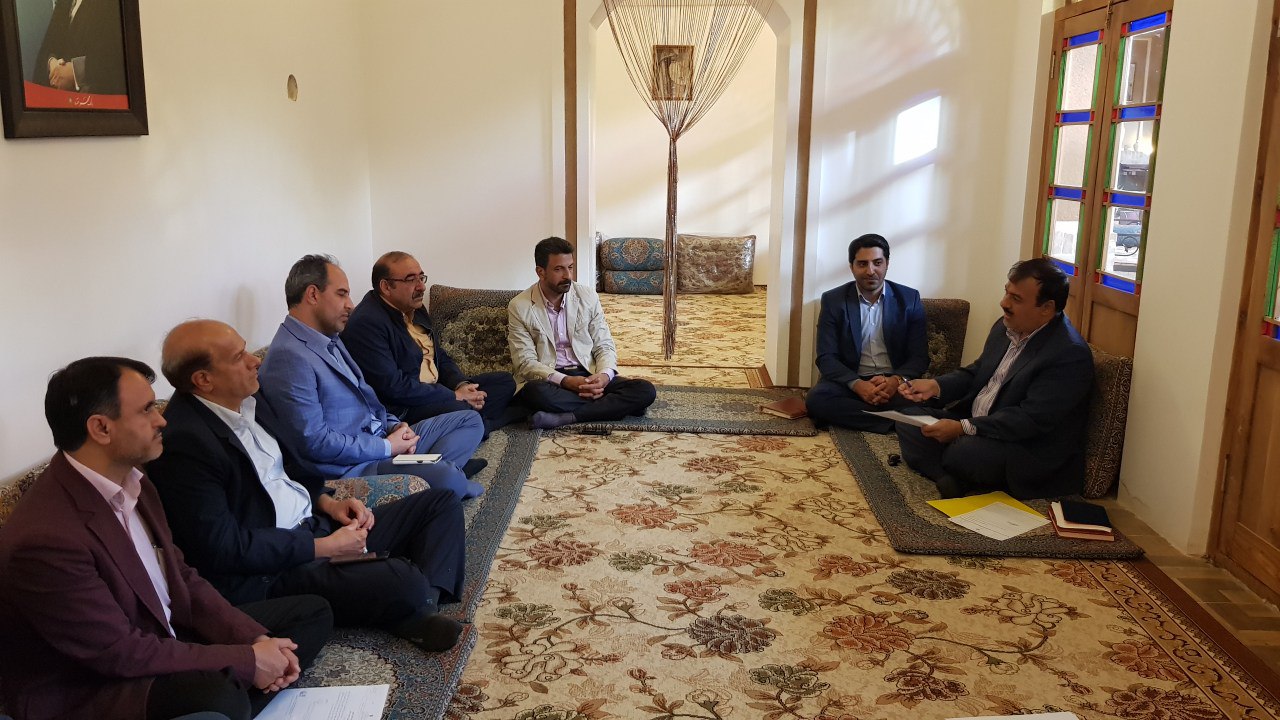 گفتگوی معاون استاندار با فرماندار و جمعی از مسئولین شهرستان اشکذر