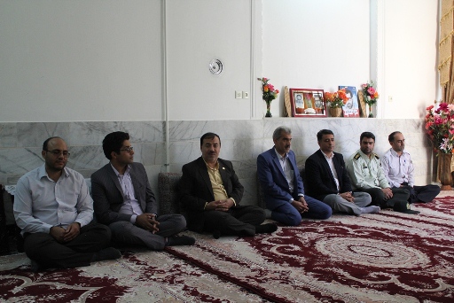 فرماندار اشکذر با خانواده شهید کارمند دیدار کرد