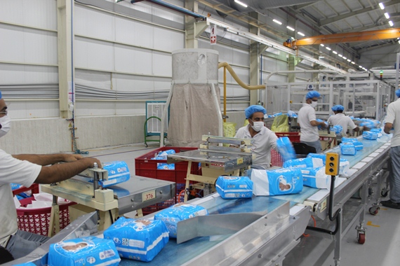 بازدید استاندار یزد از یک واحد تولیدی پوشک نوزاد در شهرستان اشکذر