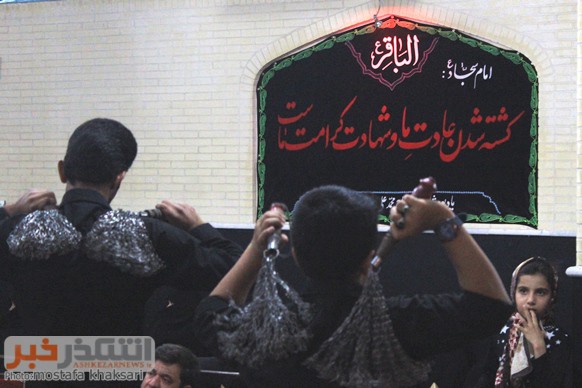 روایت تصویری از عزاداری شب پنجم محرم در حسینیه شهدا اشکذر