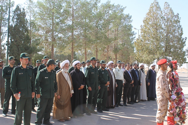 غبارروبی قبور شهدای شهرستان توسط مسئولان در هفته دفاع مقدس