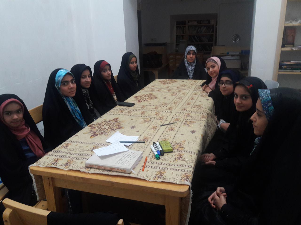 ثبت اولین باشگاه کتاب‌خوانی کشور توسط یک دختر اشکذری