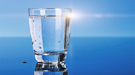 به این ۶ دلیل به جای آب سرد آب گرم بنوشید