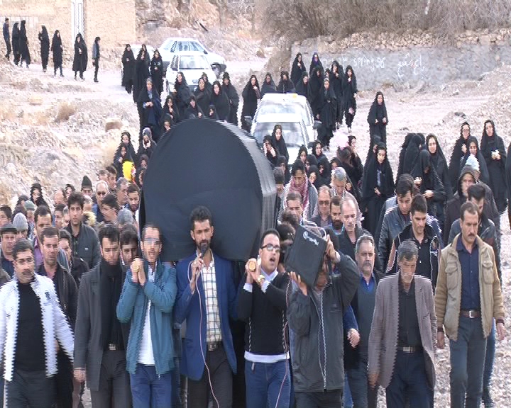 پیکر مادر شهید با حضور پرشور مردم روستای هامانه، تشییع شد