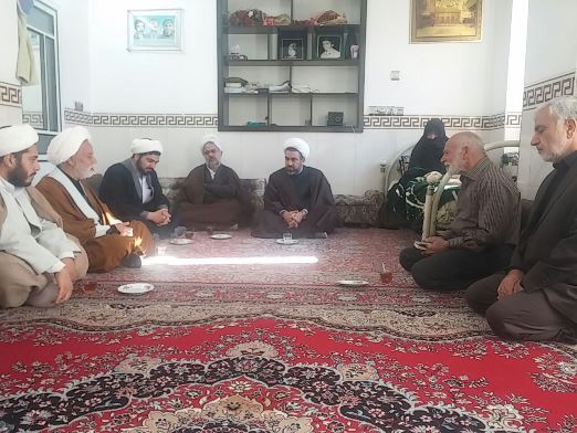 دیدار جمعی از روحانیون شهرستان با خانواده شهدای روحانی اشکذر