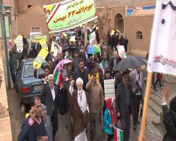 راهپیمایی مردم بخش خضرآباد زیر بارش شدید باران