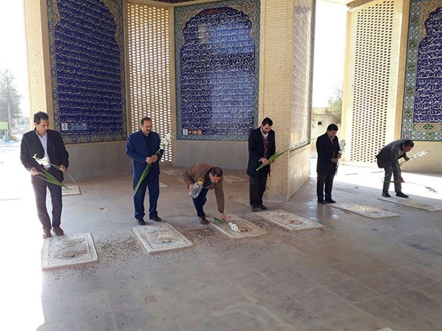 گلباران قبور شهدا توسط هیأت رئیسه دانشگاه آزاد اشکذر