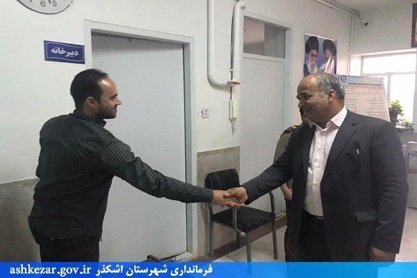 بازدید سرزده سرپرست فرمانداری اشکذر از اداره آموزش وپرورش و راهداری و حمل و نقل جاده‌ای شهرستان