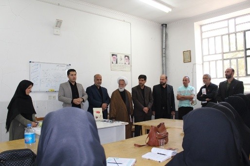 بازدید فرماندار شهرستان اشکذر به همراه اعضاء انجمن کتابخانه های عمومی شهرستان از کتابخانه عمومی معلم