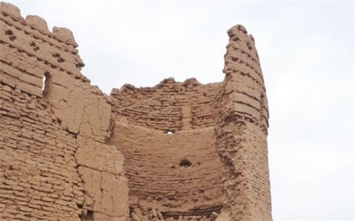 حیات قلعه تاریخی عزآباد در هاله‌ای از ابهام