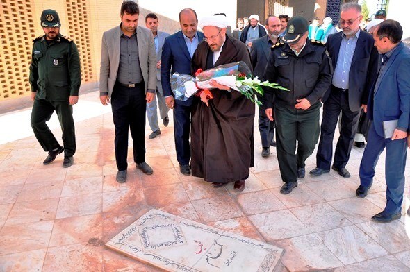 استقبال مسئولین شهرستان از نماینده دولت در گلزار شهداء اشکذر