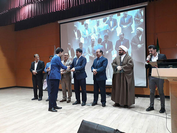 تقدیر از دانشجویان برتر علمی و پژوهشی دانشگاه آزاد اشکذر