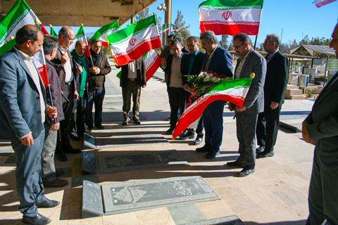 تجدید میثاق سرپرست مخابرات یزد با شهدای انقلاب اسلامی همزمان با دهه فجر