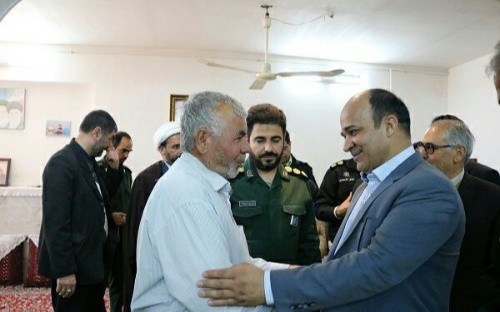 فرماندار اشکذر به دیدار خانواده‌های صبوری، دهقانی و صدرآبادی رفت