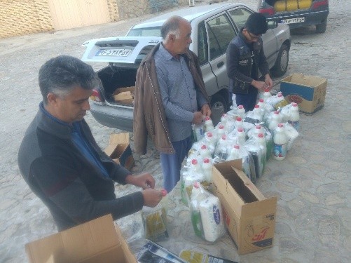 بسته های بهداشتی در روستای زربند توزیع شد