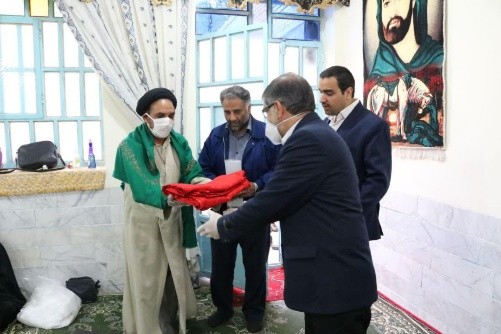 تبرک کارگاه تولید ماسک بانوان شهرستان اشکذر به پرچم عتبات عالیات
