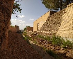 دیوار مدرسه شهید مددی فیروزآباد اشکذر که بیش از سه ماه افتاده است