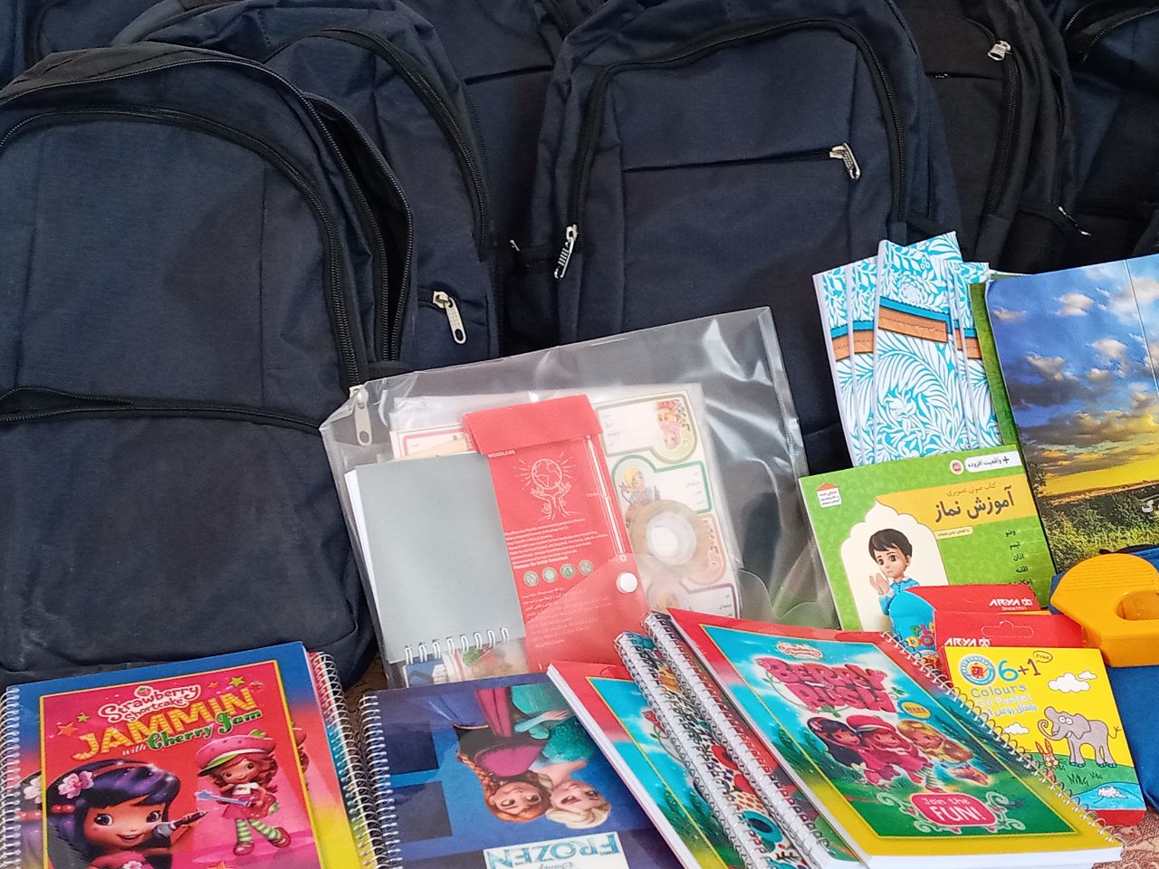 توزیع بسته‌های لوازم التحریر بین دانش آموزان نیازمند