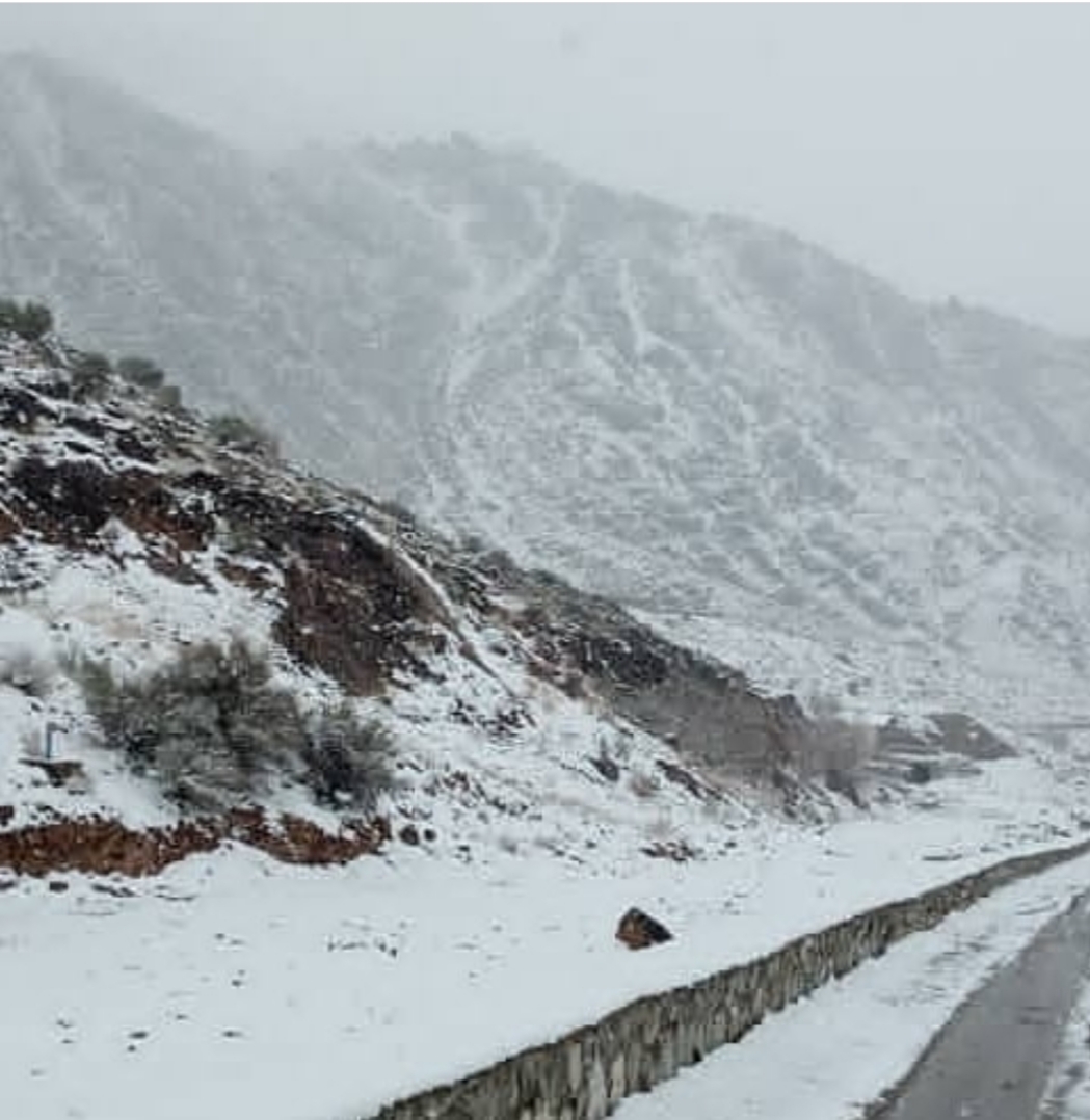 بارش برف روستاهای بخش خضرآباد اشکذر را سفیدپوش کرد