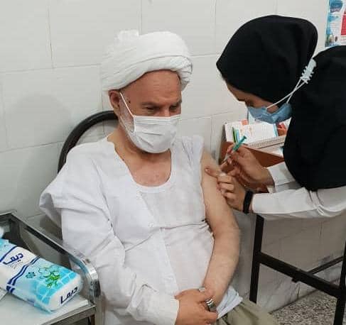 امام جمعه بخش خضرآباد هم واکسن کرونا دریافت کرد