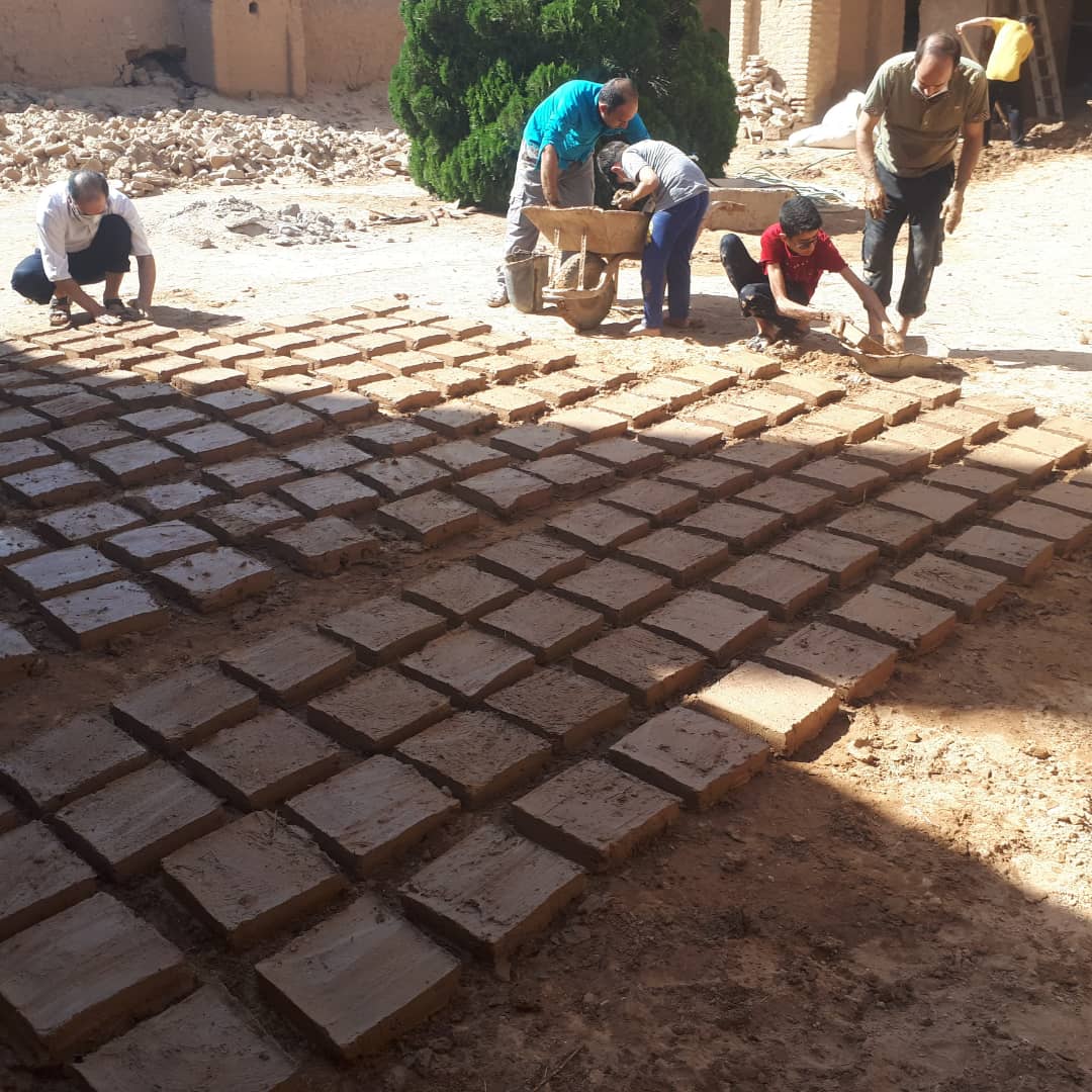 کارگاه خشت‌زنی در مسجد جامع تک‌مناره عزآباد برگزار شد