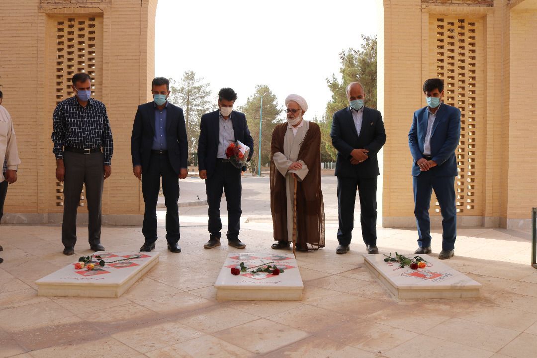 عطرافشانی گلزار شهدای شهرستان اشکذر به مناسبت سالروز اقامه نخستین نماز جمعه کشور