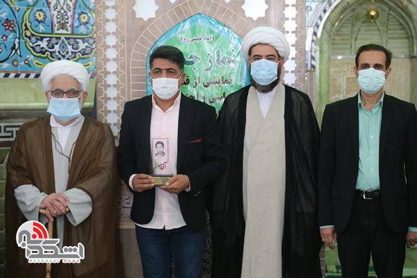 تقدیر از محمد کاظم دهقانی اشکذری با حضور مسئولان استانی/ تندیس فرهنگی،هنری “آقا جلال” به کاظم آقا اهداء شد