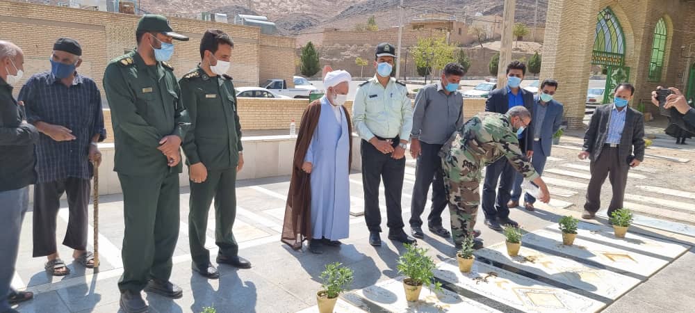 غبار روبی و عطر افشانی قبور مطهر شهدای بخش خضرآباد