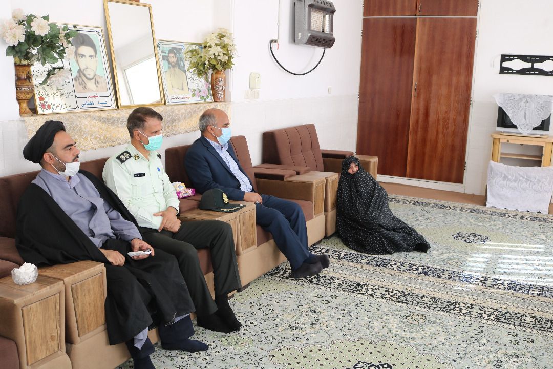 مسئولان شهرستان اشکذر با خانواده معزز شهدا دیدار کردند