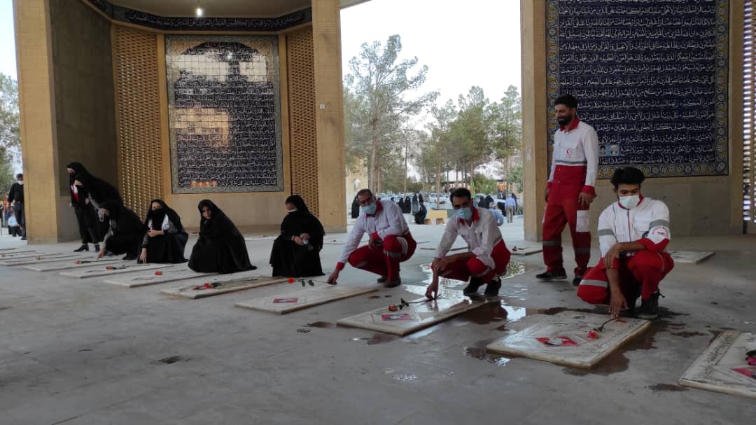 جمعی از امدادگران جمعیت هلال احمر شهرستان اشکذر به مقام شهدا ادای احترام کردند