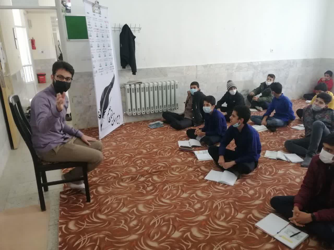 طلبه اشکذری که با انیمیشن به تبلیغ دین می پردازد