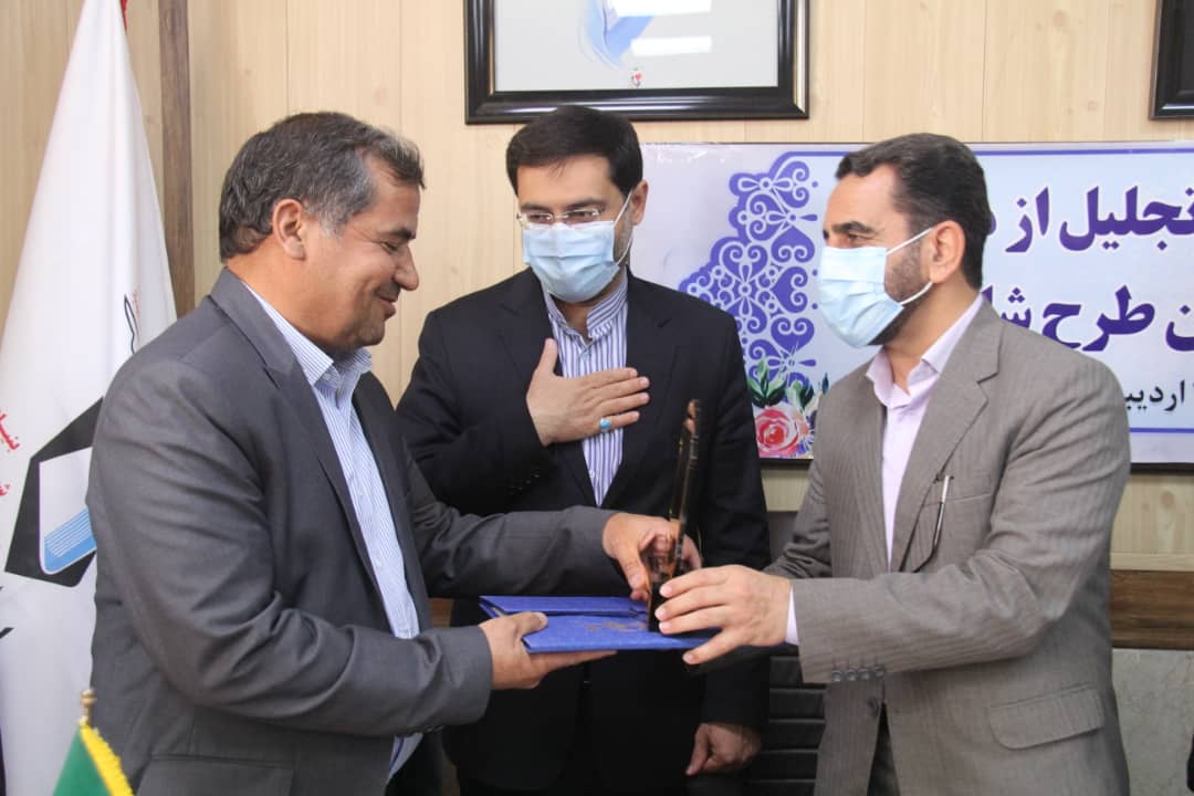 تجلیل از مسئول طرح استاد مشاور و کانون علمی و فرهنگی ستاد شاهد و امور ایثارگران دانشگاه یزد