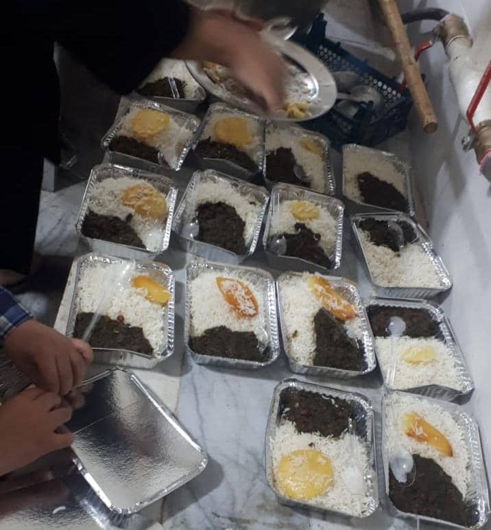 توزیع غذای گرم بین سیل زدگان در روز عاشورا