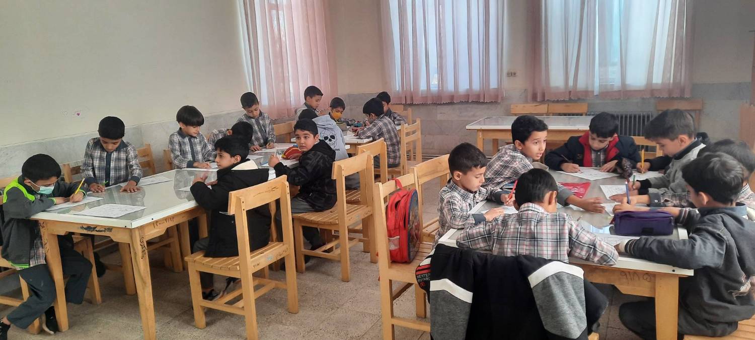 دانش آموزان دبستان امیدان از کتابخانه عمومی امام رضا (ع) مجومرد دیدن کردند