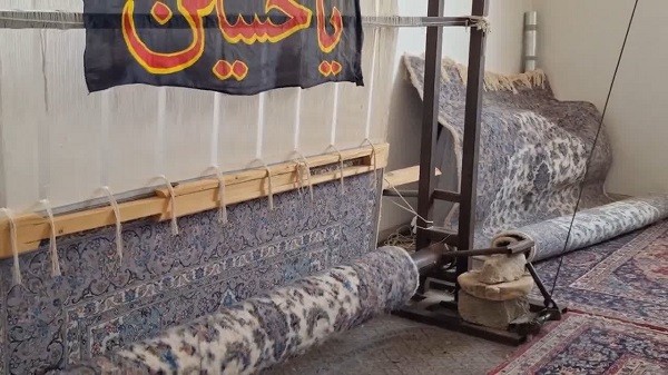 بافت قالی بانوان و رهروان زینبی در شهر خضرآباد