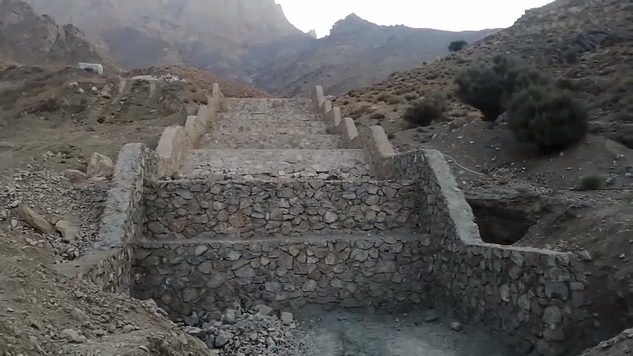 بند خاکی روستای مرزانک مرمت و رسوب برداری و دیوار ساحلی آن ساخته شد