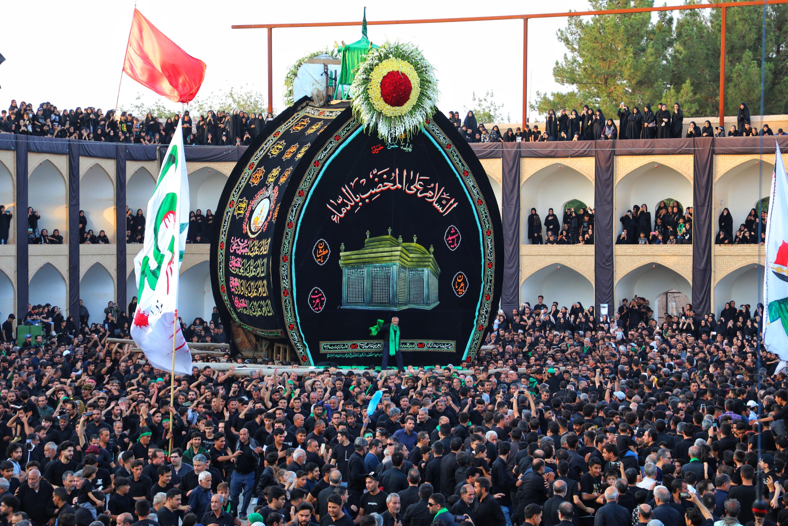 مراسم عزاداری ظهر عاشورا در حسینیه سفید اشکذر برگزار شد