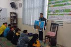 نوجوان اشکذری تابلو نقاشی«ایستاده ایم» را به هم سن و سال های غزه ای خود تقدیم کرد