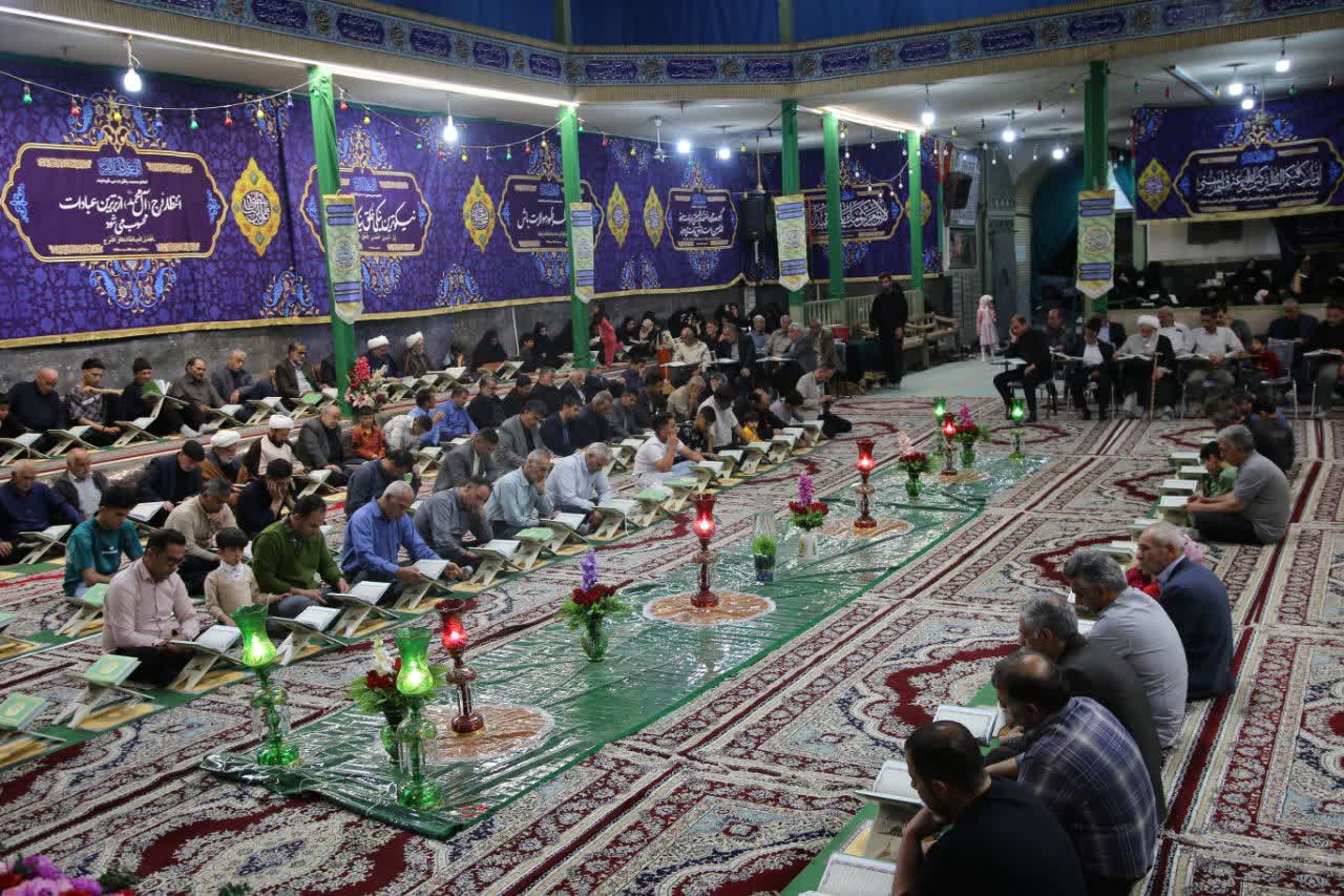 سومین اجتماع محفل جزءخوانی هیئت فاطمیه اشکذر/ تجدید عهد با شهدا در شب سال نو