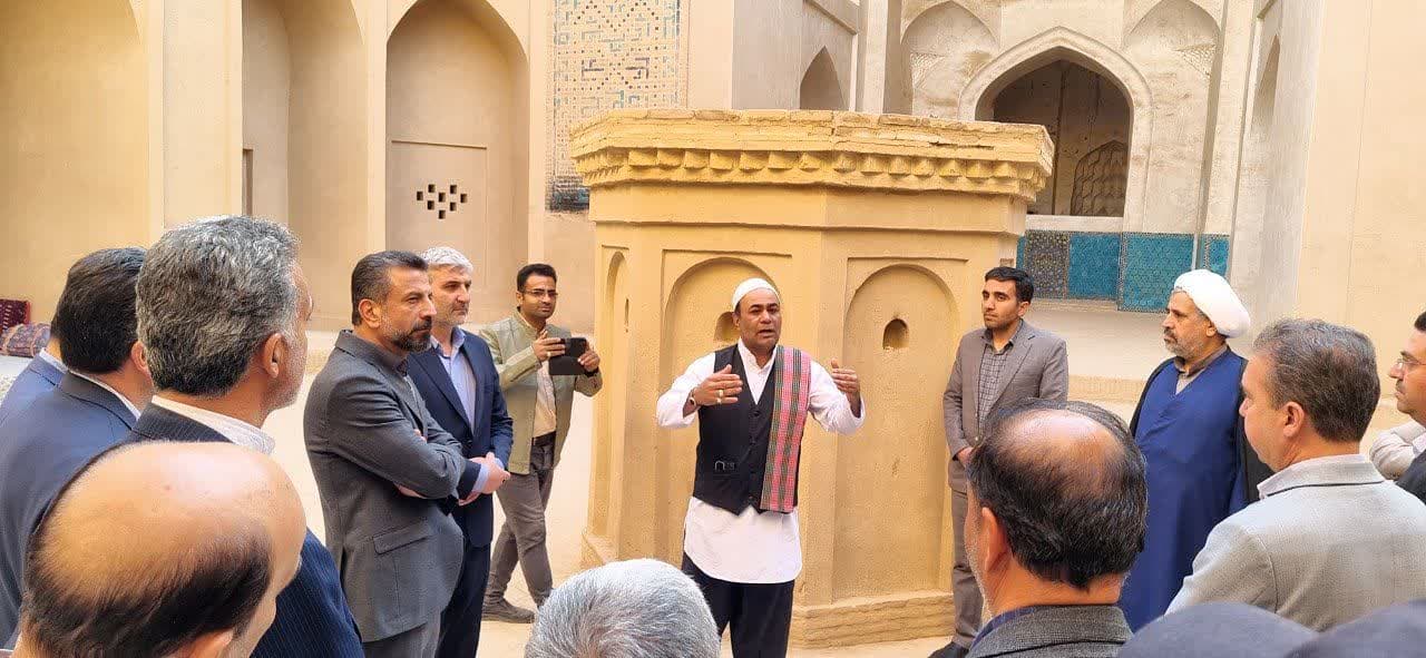 بازدید مسئولان و شهروندان از مجموعه تاریخی سلطان بندرآباد در روز شهرستان اشکذر