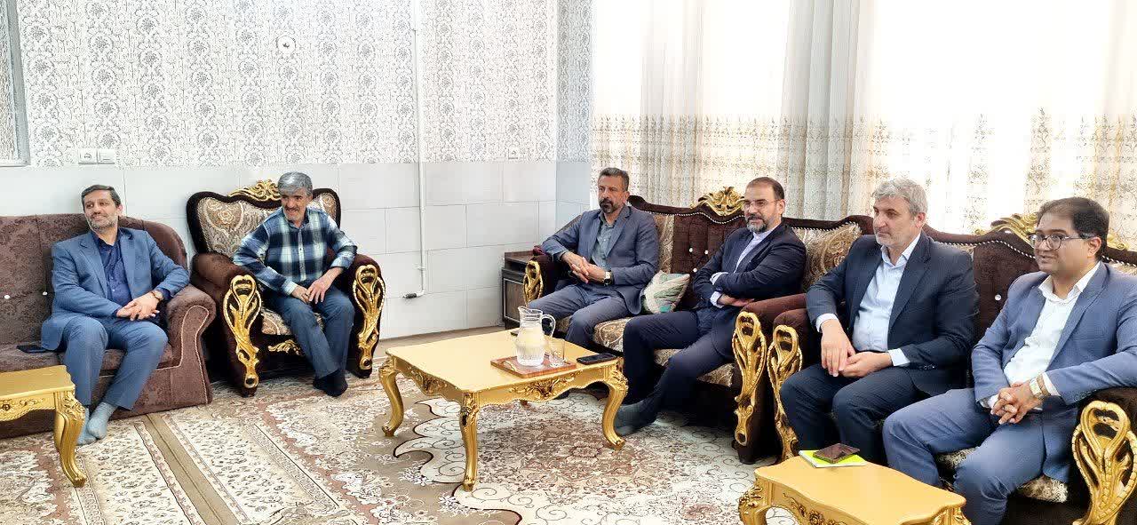 دیدار فرماندار اشکذر و مدیرکل تعاون یزد با کارگر آسیب‌دیده خط تولید