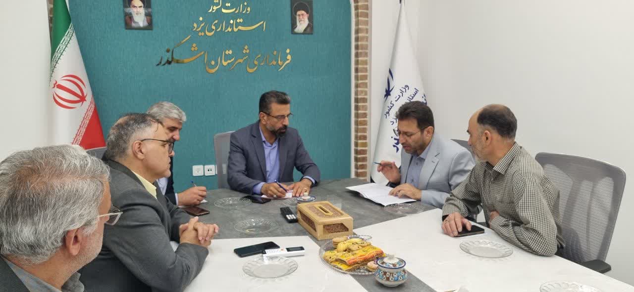 فرماندار اشکذر خواستار راه‌اندازی فوری داروخانه شبانه‌روزی شد